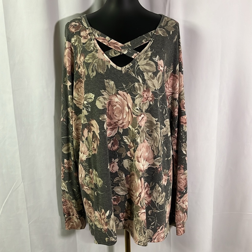 🛍 6 for $35 • NWT HEIMISH USA Floral Print Criss-Cross V-Neck Knit Top